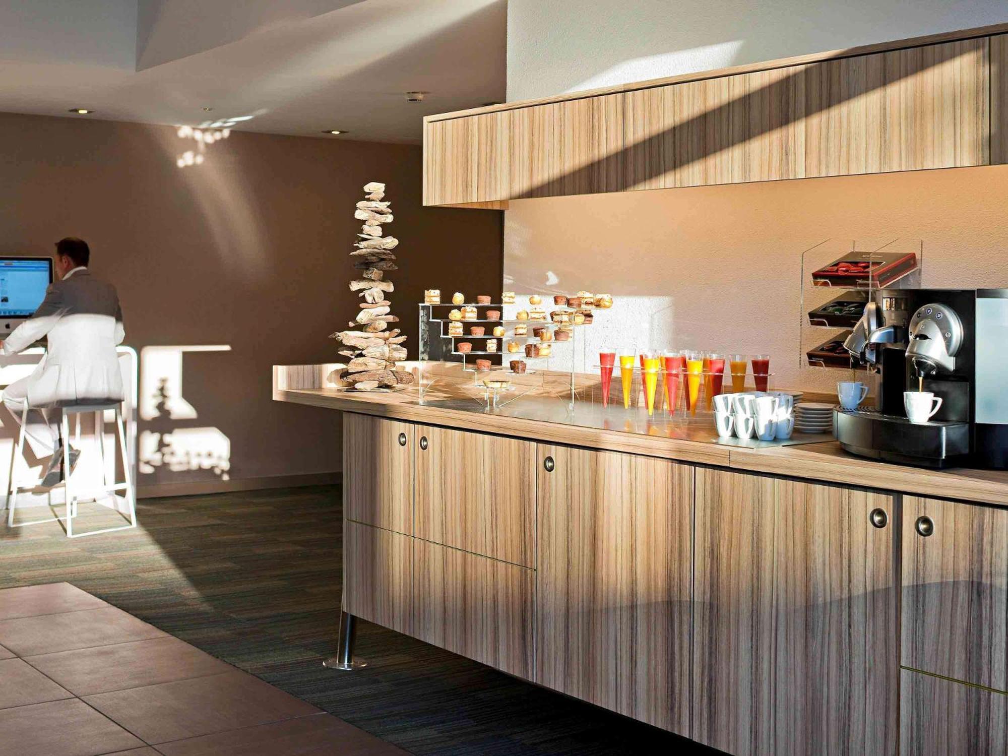 Novotel Lausanne Bussigny Криссье Экстерьер фото