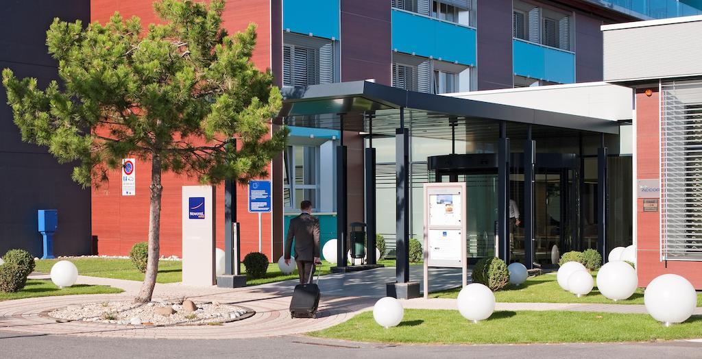 Novotel Lausanne Bussigny Криссье Экстерьер фото
